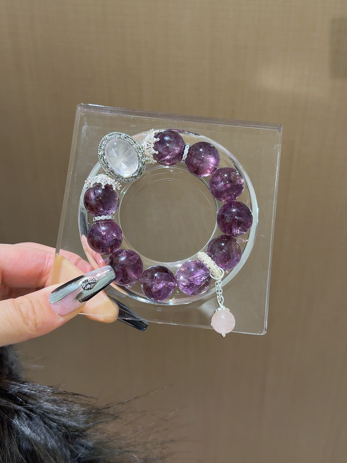 A 17-millimeter amethyst bracelet|